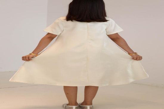 صورة فستان بيج مع الؤلؤ على العنق